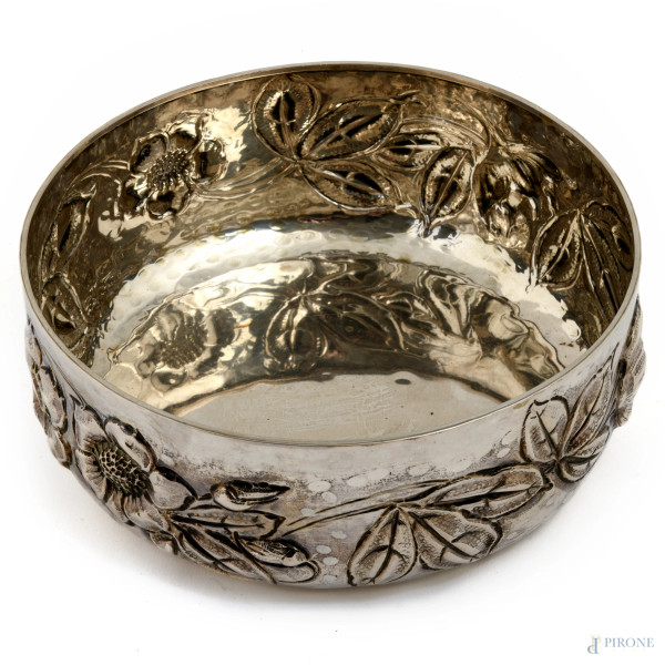 Centrotavola in argento Brandimarte lavorato a sbalzo a motivi floreali, cm 7,5x22, peso gr 540