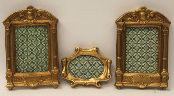 Lotto composto da tre cornicette in legno dorato a misure diverse.