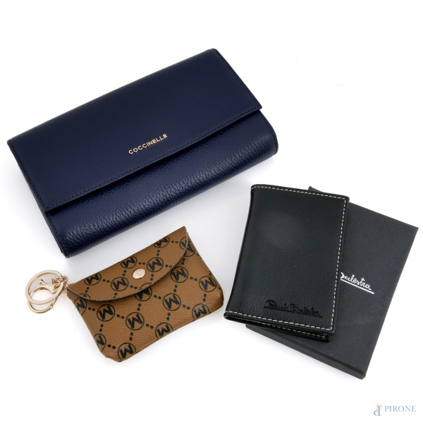 Lotto composto da un portafogli Coccinelle in pelle sintetica blu, un portachiavi Michael Kors e un portacarte Renato Balestra,  misure massime cm 19x12x3,5, (segni di usura del tempo)