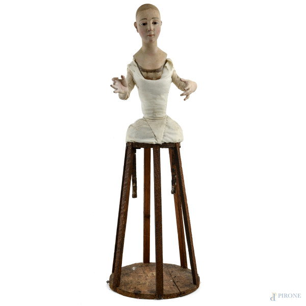 Manichino in terracotta, legno e materiali vari, XVIII secolo, altezza cm 90, (segni di usura, difetti, mancanze)