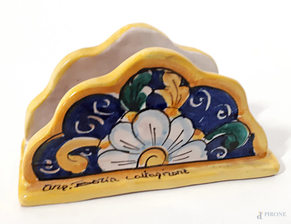 Ceramica Caltagirone, portatovaglioli in terracotta smaltata e decorata a motivo floreale policromo