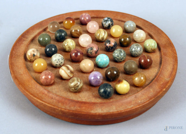 Lotto composto da trentasette piccole biglie in pietre pregiate, diametro 1,3 cm.