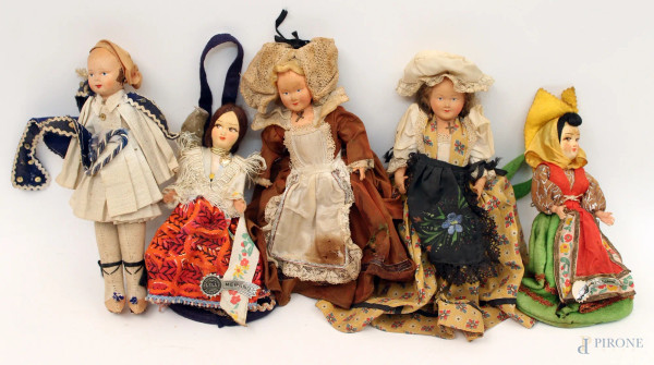 Lotto composto da cinque bambole in materiali diversi H massima 27 cm.