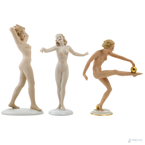Lotto di tre sculture in porcellana tedesca e bisquit raffiguranti nudi femminili, XX secolo, altezza massima cm 27,5, (segni di usura, piccole sbeccature)