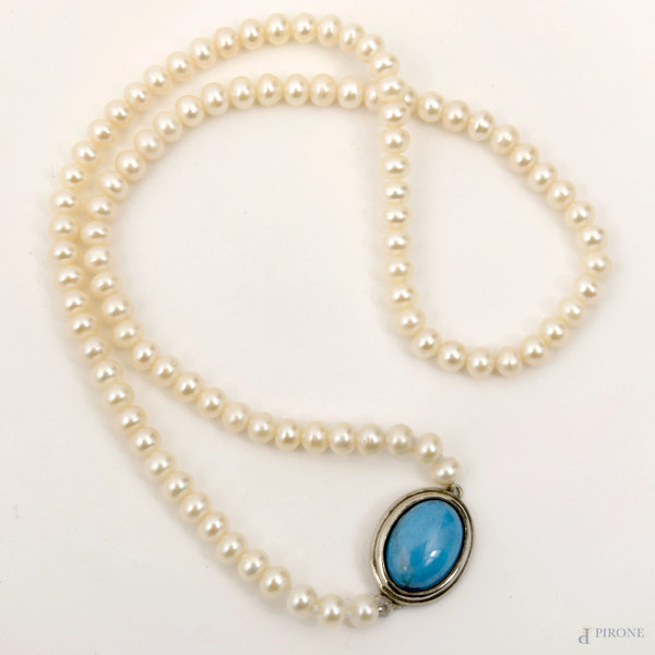 Lotto composto da: collana a un filo di perle d'acqua dolce (lunghezza cm 60) con chiusura in argento e pendente turchese (cm 2,5); collana a un filo di perle d'acqua dolce (lunghezza cm 80) con chiusura in argento (cm 2,5)