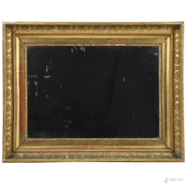 Specchiera con cornice stile Impero in legno intagliato e dorato, XX secolo, cm 62x80,5, (segni di usura, rotture, restauri, scalfiture, difetti)