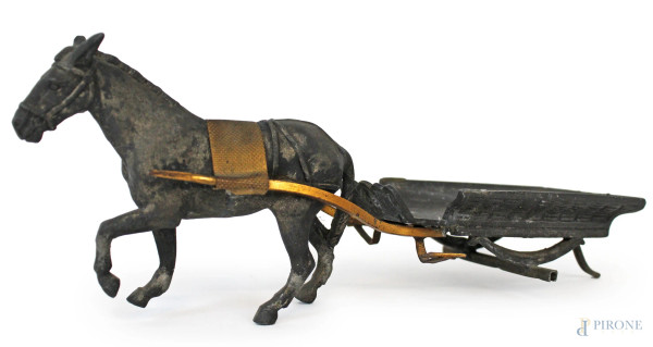 Piccola scultura  raffigurante mulo con carro in ferro e metallo dorato, cm 9,5x22,5, XX secolo, (difetti).