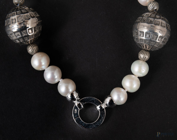 Parure con perle e argento, lunghezza collana cm 66; lunghezza bracciale cm 20