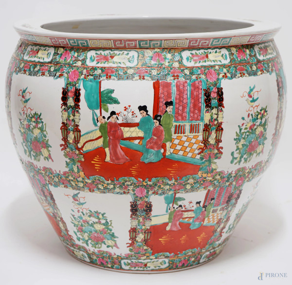 Grande cachepot in porcellana policroma, con decori raffiguranti scene di corte, Cina, XX secolo, cm 54x59.5.