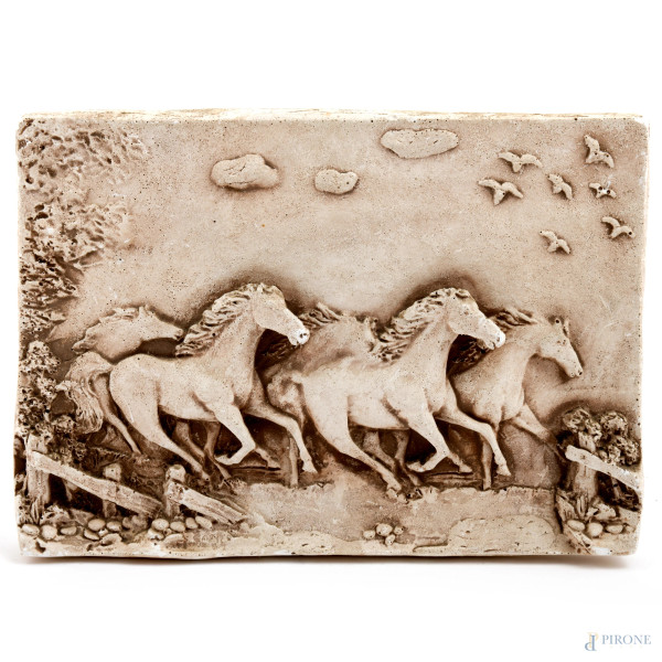 Rilievo in gesso raffigurante cavalli in corsa, cm 22x31, (segni di usura)