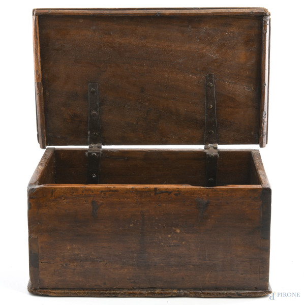 Piccola cassapanca in legno, XVIII secolo, cm 21x44x26, (segni di usura, scalfiture, difetti)