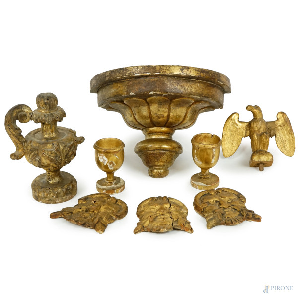 Lotto composto da otto oggetti in legno scolpito e dorato, epoche diverse, alt max cm 16, (difetti)