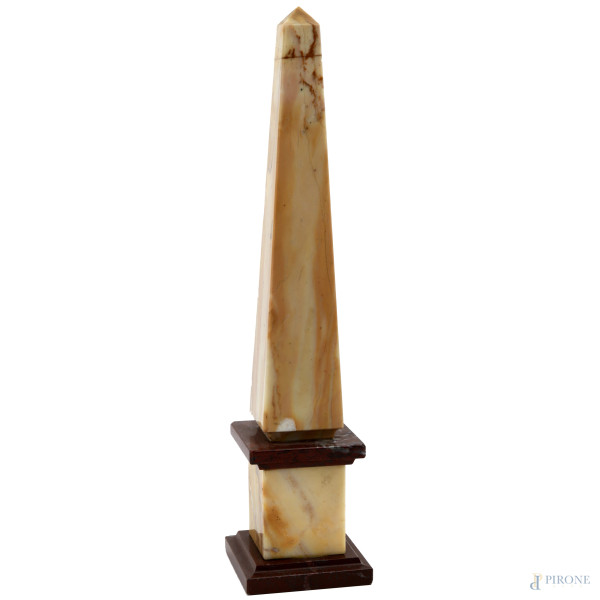 Obelisco in marmo, XX secolo, altezza cm 40, (scalfiture)