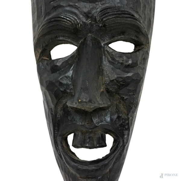 Maschera in legno intagliato, cm 40x21x10,5, arte africana, XX secolo, (difetti).