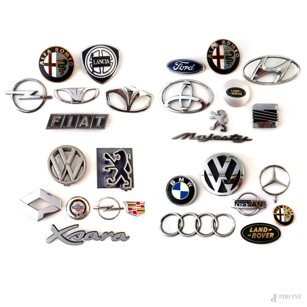 Automotive lotto composto da 28 stemmi vintage con marchi automobilistici