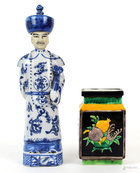 Lotto composto da un vasetto in porcellana policroma ed una scultura in porcellana bianca e blu raffigurante dignitario, alt. max cm. 28,5, arte orientale, XX secolo,(difetti).
