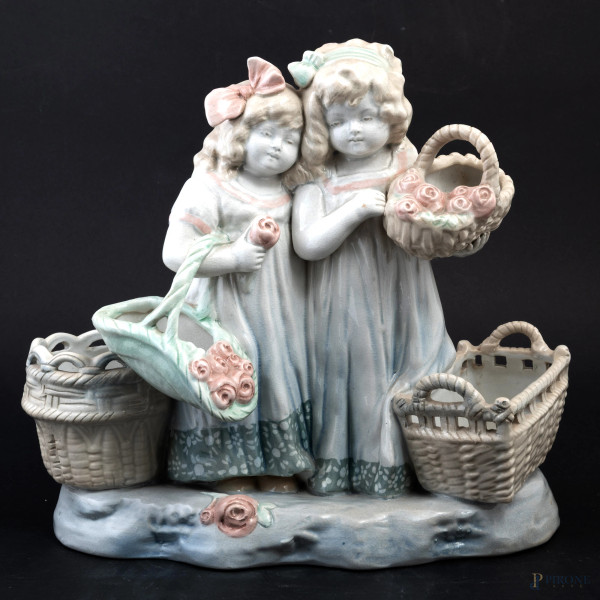 Gruppo scultoreo in porcellana raffigurante due fanciulle con ceste, XX secolo, cm 31x34x13 ca, (segni di usura, difetti)