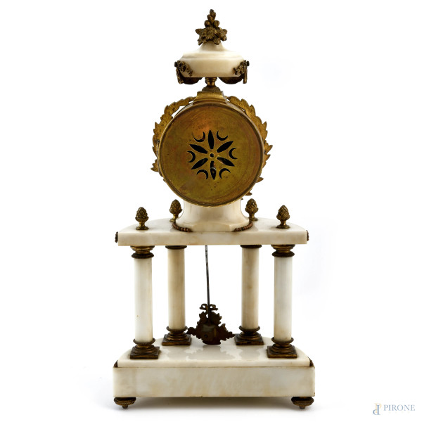 Trittico composto da orologio e coppia di candelieri a tre fuochi in bronzo e marmo. Quadrante sm...