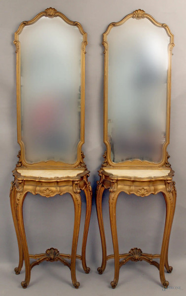 Coppia di consoline con specchi in legno dorato, piano in marmo, primi &#39;900, cm 210x62x30.