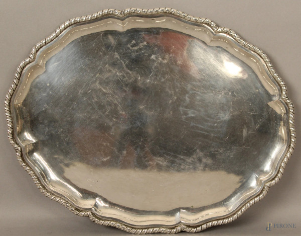 Vassoio di linea ovale con bordo centinato in argento, cm 36x28, gr. 575.