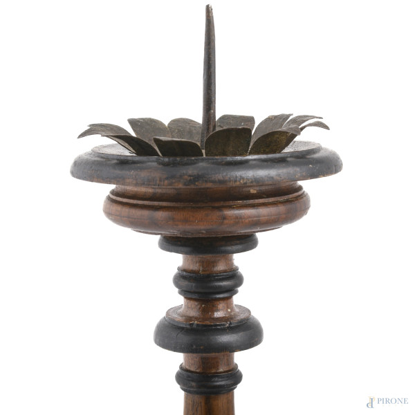 Coppia di portaceri in legno, XVIII-XIX secolo, altezza cm 61, (segni di usura, rotture, mancanze...