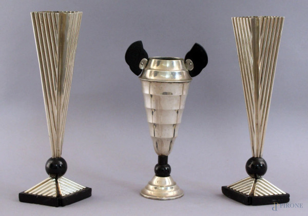 Lotto composto da tre vasetti in argento con particolari in legno ebanizzato, arte Dec&#242;, altezza max. 20 cm.