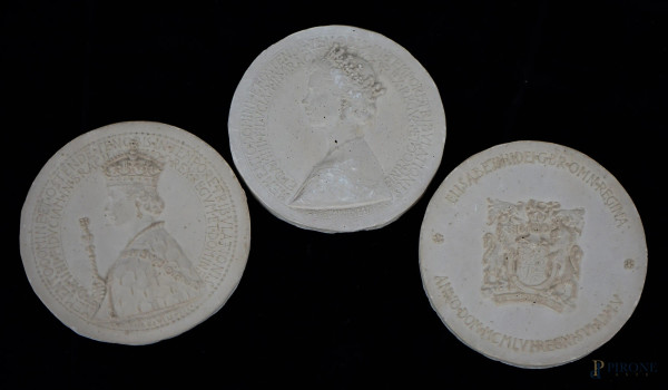 Tre calchi in gesso raffiguranti stemma e busti della Regina Elisabetta II d'Inghilterra, diam. cm 7,  metà XX secolo, (difetti).