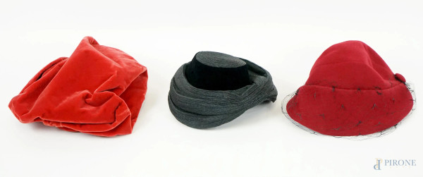 Lotto composto da una cloche e due berretti vintage da donna in colori diversi, misure max cm 2727, (segni di utilizzo).