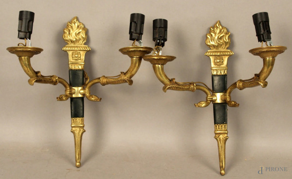 Coppia appliques a due luci di linea impero in bronzo, XX secolo, altezza 26 cm.