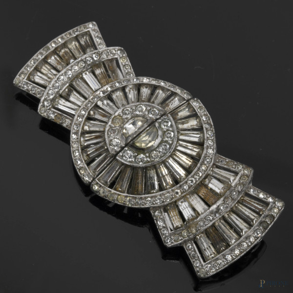 Spilla Coro Duette in metallo argentato e zirconi, cm 3x6,5, (difetti)