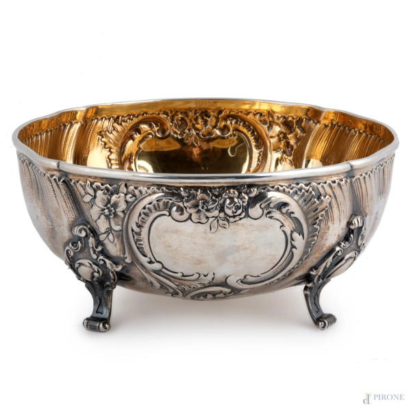 Centrotavola in argento 800/000 finemente cesellato  con interno vermeil poggiante su quattro piedini, cm 9x20,5, peso gr 540
