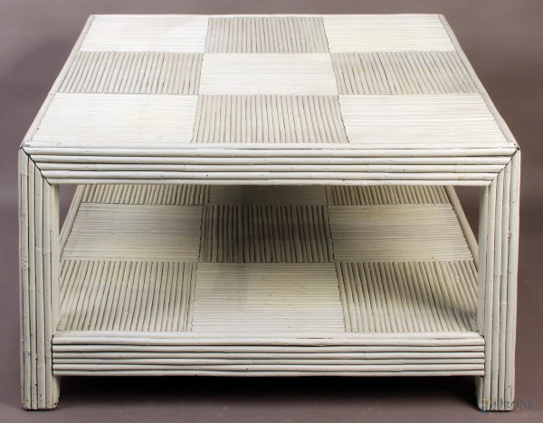 Basso tavolino da salotto a due piani dipinto bianco, h. 50x80x80 cm.