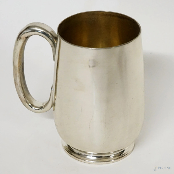 Mug in argento, Londra, fine del XIX secolo, cm 12,5, peso gr. 284, (graffi)