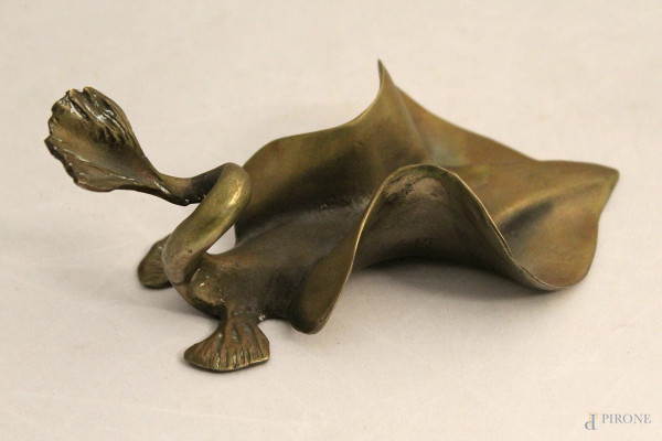 Scultura comtemporanea raffigurante pesce torpedo, siglato e datato, h. 8 cm.