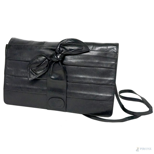 Valentino Garavani, clutch in pelle nera con fiocco e tracolla, cm 18,5x28,5x2, (parti consunte)