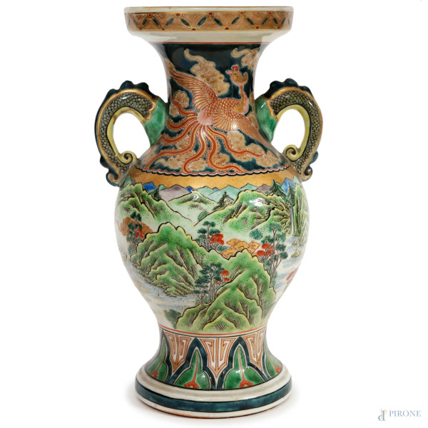 Vaso biansato in porcellana policroma, Cina, XX secolo, corpo a balaustro con decoro raffigurante paesaggio, cm h 30