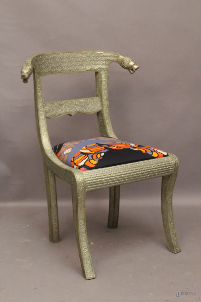 Sedia in legno rivestita in metallo argentato con teste d&#39;ariete, seduta in stoffa, arte orientale.