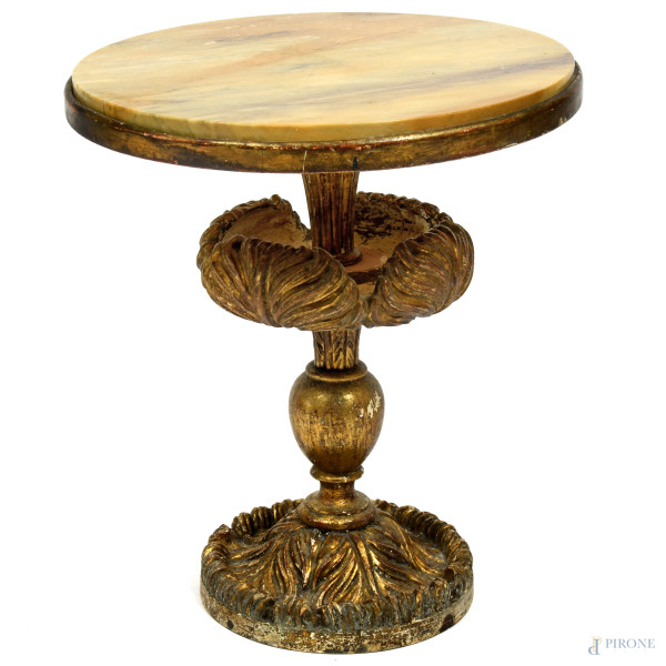 Tavolino con struttura in legno intagliato e dorato con profilo circolare e piano in marmo giallo, XIX secolo, altezza cm 54x46, (segni di usura, scalfiture, difetti, rotture, restauri)