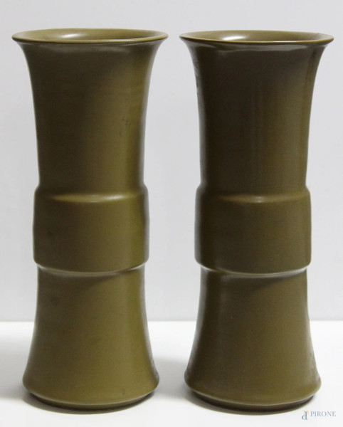 Coppia di vasi in maiolica verde, h. 31 cm
