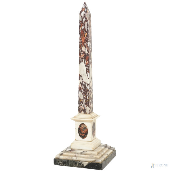 Obelisco in vari marmi, tra i quali africano e semesanto, XIX-XX secolo, cm 62x19x19