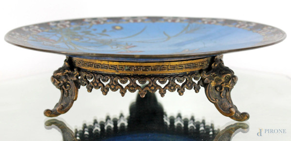 Alzata cloisonnè decorata a motivi floreali con libellula su fondo azzurro, montatura in metallo dorato, alt. cm  7,5, diam. 25, arte orientale, XX secolo