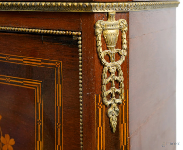 Mobile scrittoio in legno intarsiato in varie essenze, con piano in marmo a un cassetto e corpo s...