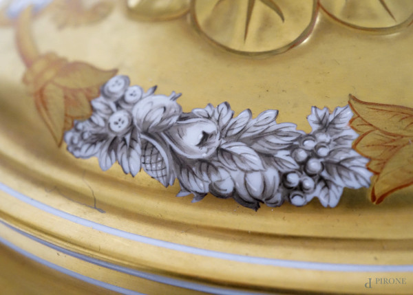 Zuppiera con coperchio in porcellana dorata con decori floreali e festoni, completa di sottopiatt...