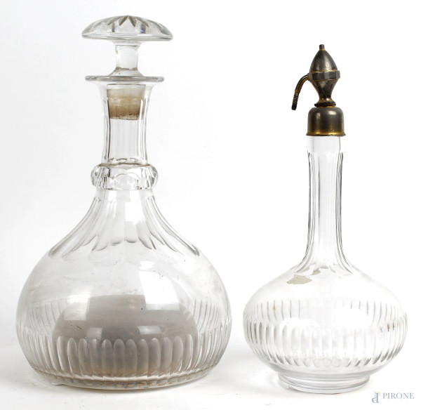 Lotto di un vaporizzatore in cristallo Baccarat ed una bottiglia da liquore in cristallo controtagliato, alt. max cm 25, (difetti e parti mancanti).