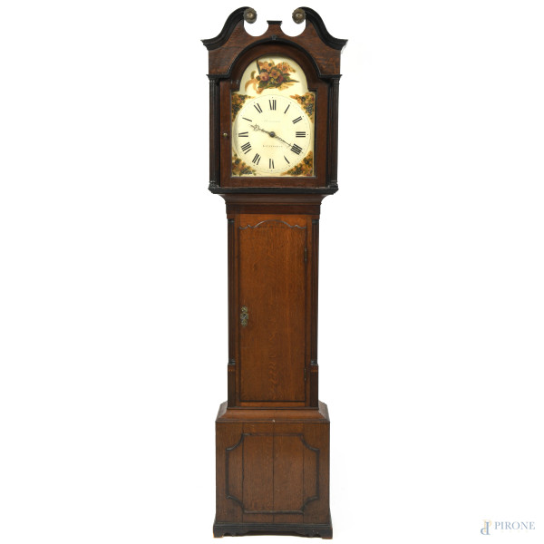 Orologio a torre in legno con quadrante in metallo dipinto e smaltato a numeri romani e iscritto 