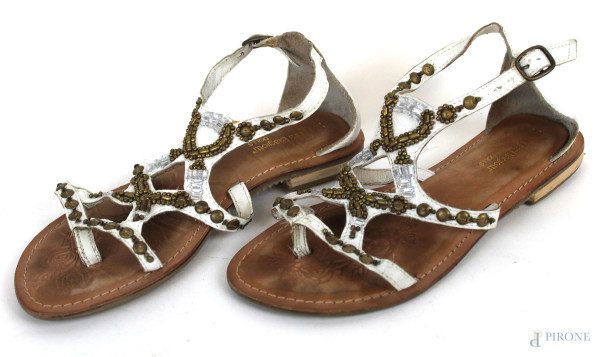 Laura Biagiotti DOLLS, sandali bassi bianchi da donna con cinturino alla caviglia e applicazioni, misura n. 38, (difetti).