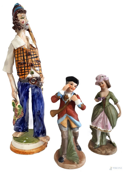 Lotto composto da tre statuine in porcellana: una coppia di personaggi in porcellana di Capodimonte altezza ciascuna cm 16 e da un personaggio in ceramica di Ribecca Sciacca altezza cm 25