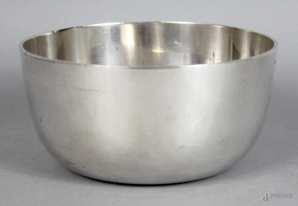 Bowl in argento marcato Bulgari, gr. 440, altezza 6 cm, diametro 12 cm.