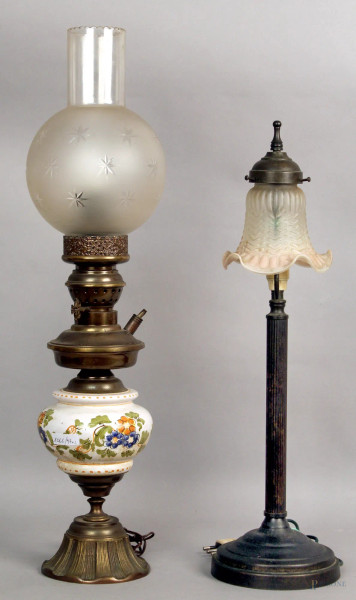 Lotto composto da due lampade diverse in metallo e maiolica, primi 900, h. max 64 cm.