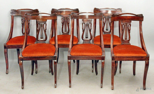 Lotto di sei sedie faldina in mogano con dorsale intagliato e seduta in tessuto, XIX sec.